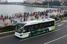 青島街頭的電動(dòng)公交車