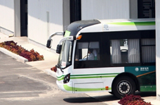 青島運(yùn)營(yíng)中的電動(dòng)公交車