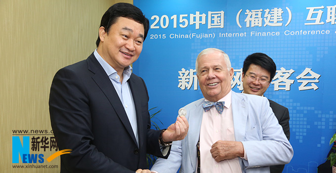 羅杰斯參加思客會，與新華網(wǎng)董事長、總裁田舒斌親切交談。