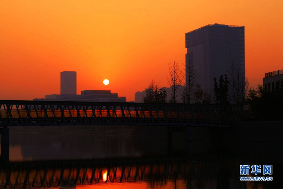 城市里的日出