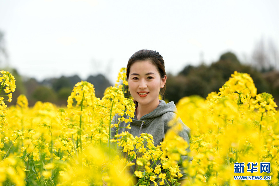 人比花美