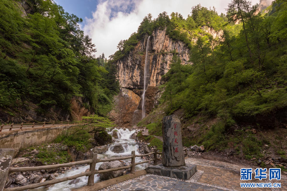 重崖森迥瀑飛先，鵝溝炎夏水風(fēng)涼