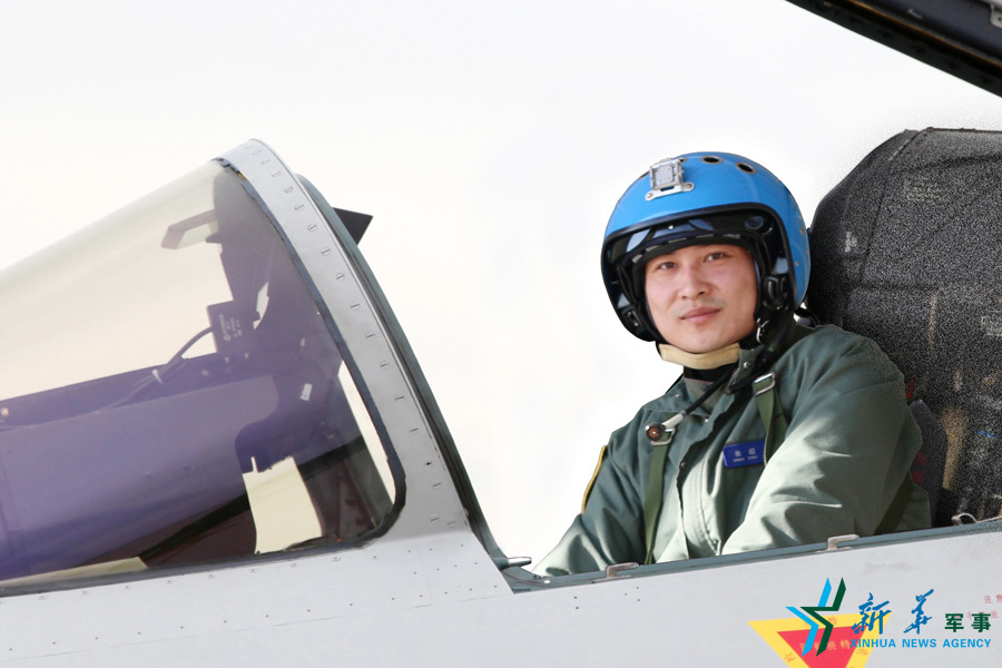 &uarr;戰(zhàn)機(jī)上準(zhǔn)備起飛的張超。
