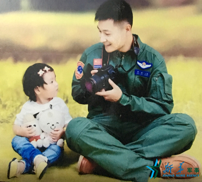 資料圖片：被選為艦載戰(zhàn)斗機(jī)飛行員的張超與女兒合影。