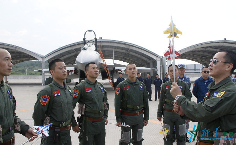 &uarr;海軍某艦載航空兵部隊(duì)部隊(duì)長(zhǎng)戴明盟帶領(lǐng)飛行員進(jìn)行地面模擬訓(xùn)練。