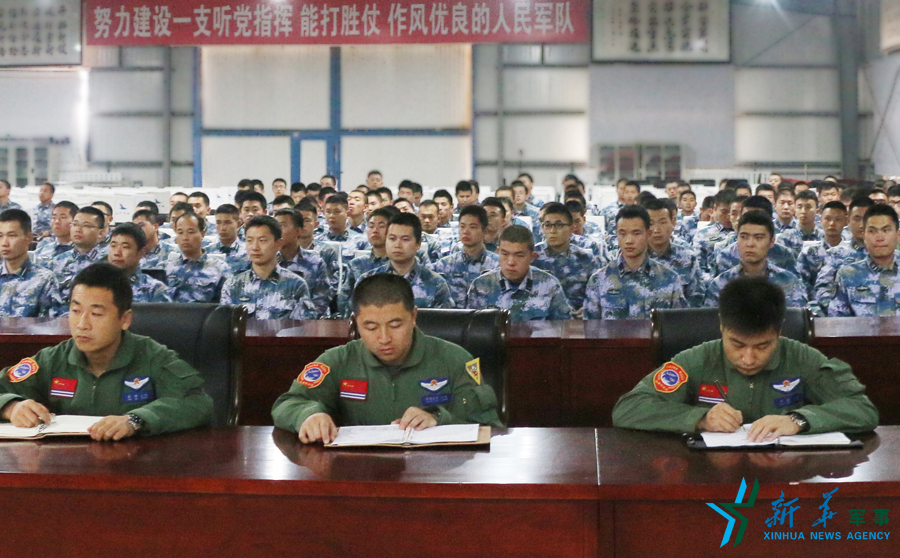 資料圖片：張超（右一）參加部隊(duì)思想政治教育。
