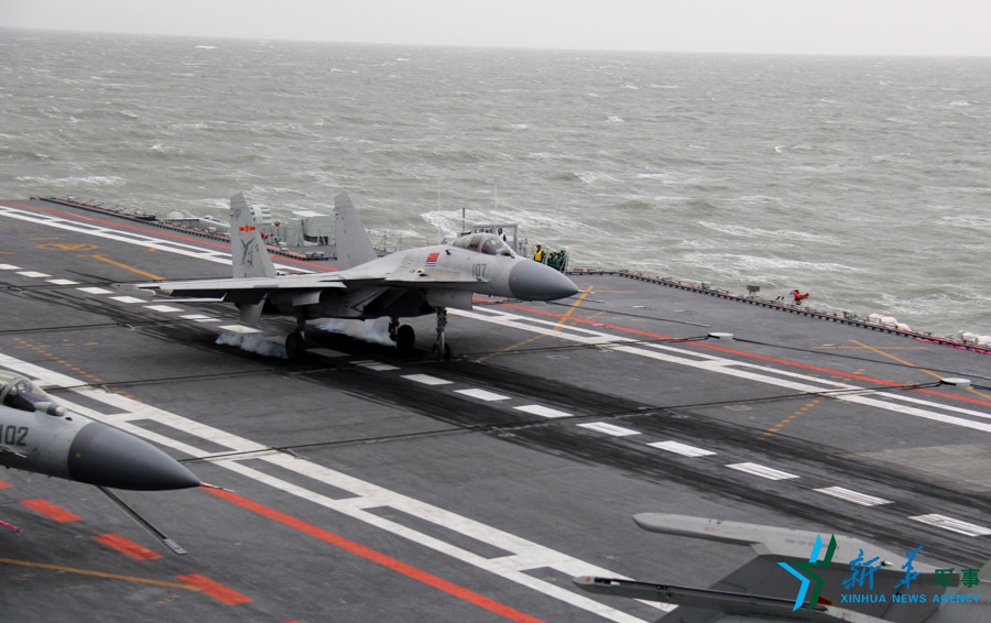 &uarr;資料圖片：艦載戰(zhàn)斗機下落著艦瞬間。