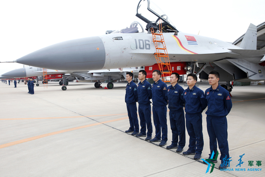 &uarr;機務(wù)官兵為戰(zhàn)鷹保駕護航。