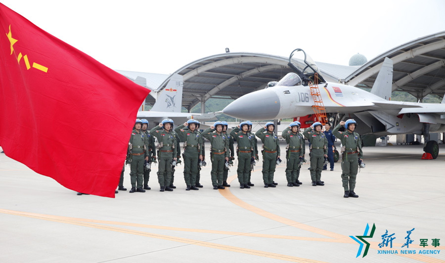 &uarr;軍旗招展，航空驕子對藍(lán)天宣誓。
