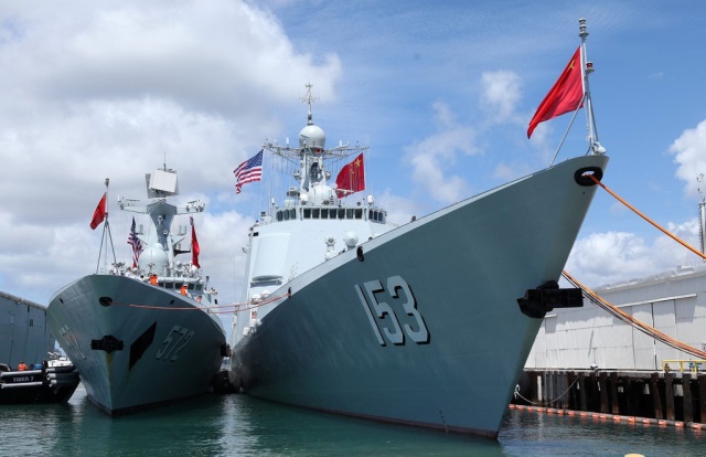 停泊珍珠港碼頭的中國(guó)海軍艦艇編隊(duì)導(dǎo)彈驅(qū)逐艦西安艦（右）和導(dǎo)彈護(hù)衛(wèi)艦衡水艦。
