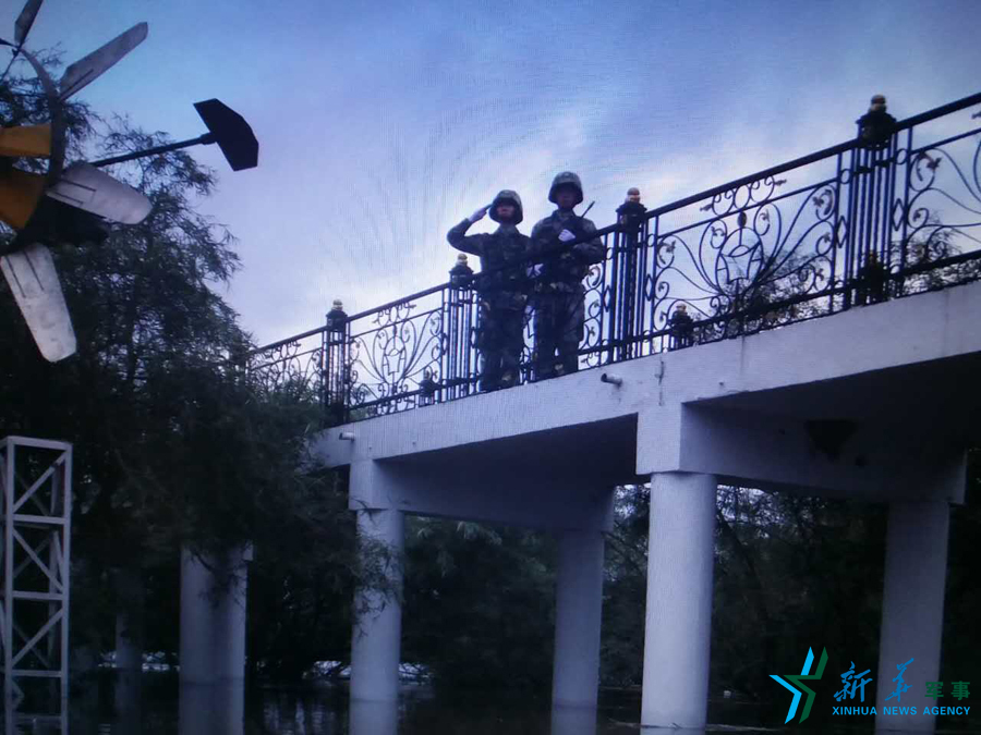 &uarr;中秋佳節(jié)，珍寶島的官兵在洪水中的堅守。