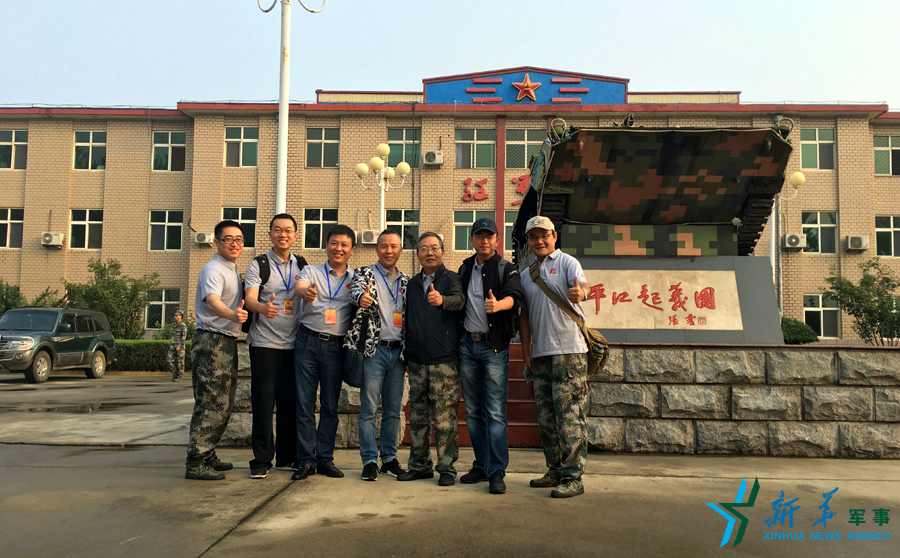 &uarr;&ldquo;我們的長(zhǎng)征在路上&rdquo;網(wǎng)絡(luò)名人在&ldquo;平江起義團(tuán)&rdquo;，為這支成為中國(guó)陸軍第一支信息化部隊(duì)點(diǎn)贊。