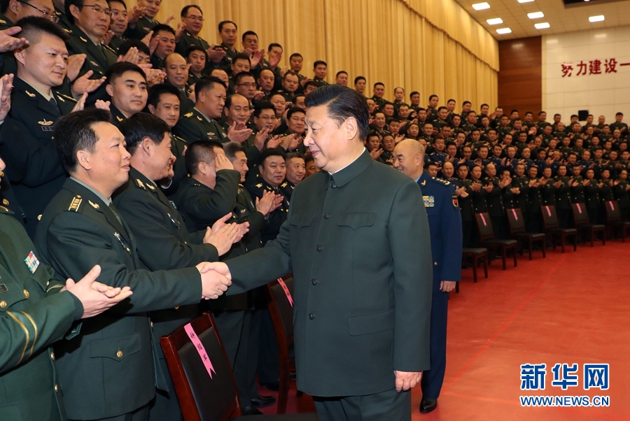 1月23日，習(xí)近平專程來到陸軍第65集團(tuán)軍，深入基層連隊(duì)，看望慰問官兵，代表黨中央和中央軍委，向全軍指戰(zhàn)員、武警部隊(duì)官兵、民兵預(yù)備役人員致以誠摯問候和新春祝福。這是習(xí)近平親切接見駐張家口部隊(duì)師以上領(lǐng)導(dǎo)干部和團(tuán)級(jí)單位主官。新華社記者李剛攝