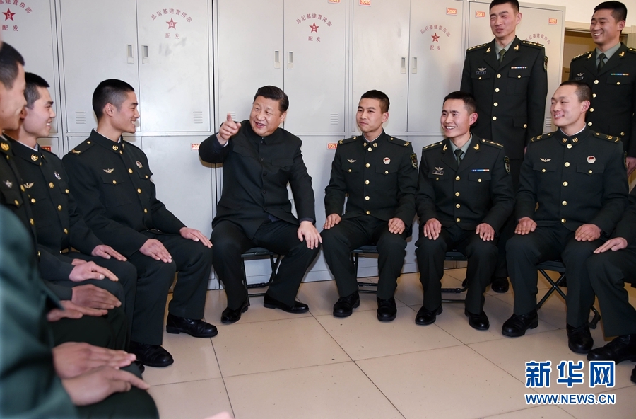 1月23日，習(xí)近平專程來到陸軍第65集團(tuán)軍，深入基層連隊(duì)，看望慰問官兵，代表黨中央和中央軍委，向全軍指戰(zhàn)員、武警部隊(duì)官兵、民兵預(yù)備役人員致以誠摯問候和新春祝福。這是習(xí)近平在該集團(tuán)軍&ldquo;大功三連&rdquo;同官兵親切交談。新華社記者李剛攝