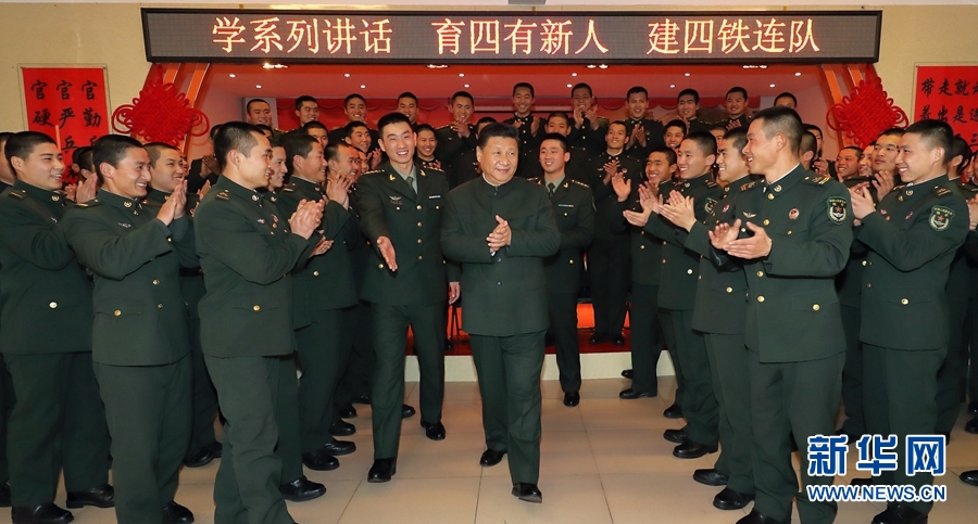 1月23日，習(xí)近平專程來到陸軍第65集團(tuán)軍，深入基層連隊(duì)，看望慰問官兵，代表黨中央和中央軍委，向全軍指戰(zhàn)員、武警部隊(duì)官兵、民兵預(yù)備役人員致以誠摯問候和新春祝福。這是習(xí)近平在該集團(tuán)軍&ldquo;大功三連&rdquo;同官兵在一起。新華社記者李剛攝