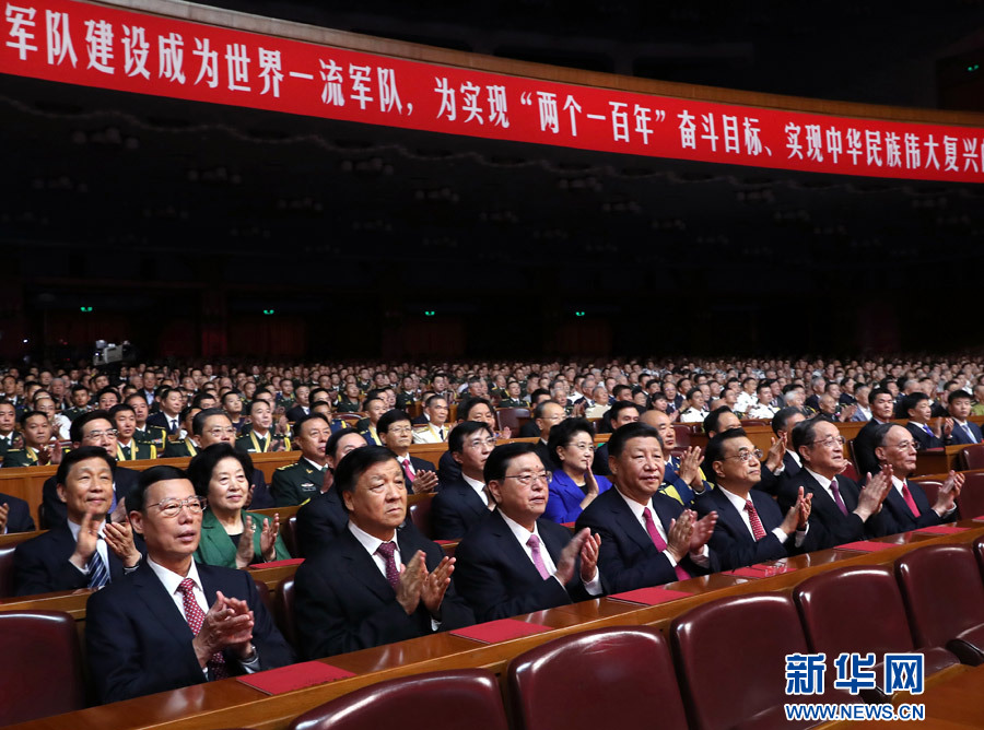 7月28日，慶祝中國人民解放軍建軍90周年文藝晚會《在黨的旗幟下》在北京人民大會堂舉行。中共中央總書記、國家主席、中央軍委主席習近平和李克強、張德江、俞正聲、劉云山、王岐山、張高麗等黨和國家領導人，與首都3000多名各界群眾一起觀看演出。新華社記者 馬占成 攝