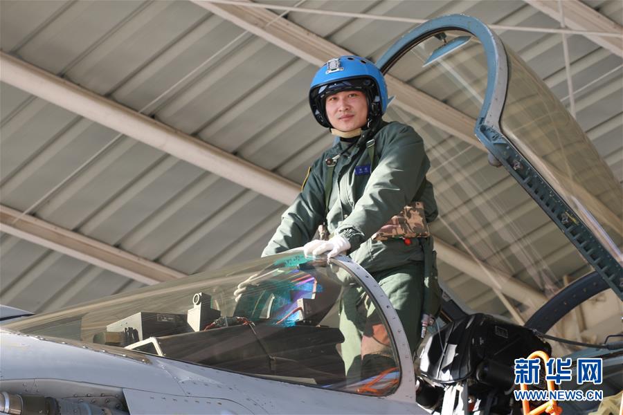 （建軍90周年&middot;英雄&middot;圖文互動）（1）聽，渤海灣有風(fēng)吹過來&mdash;&mdash;追記海軍某艦載航空兵部隊(duì)一級飛行員張超