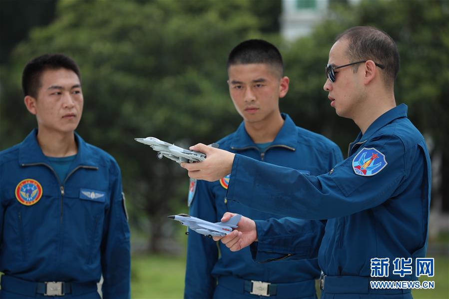 （圖文互動(dòng)）（2）空中驕子&mdash;&mdash;記空軍航空兵某旅飛行二大隊(duì)大隊(duì)長(zhǎng)劉飛