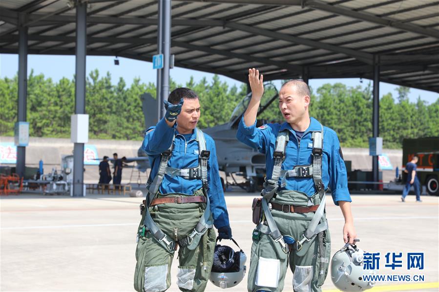 （圖文互動(dòng)）（1）空中驕子&mdash;&mdash;記空軍航空兵某旅飛行二大隊(duì)大隊(duì)長(zhǎng)劉飛
