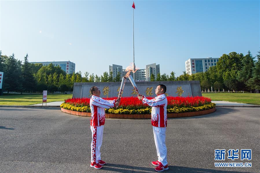 （軍運(yùn)會(huì)&middot;圖文互動(dòng)）（2）軍運(yùn)會(huì)火炬?zhèn)鬟f活動(dòng)在火箭軍工程大學(xué)舉行（配本社同題文字稿）