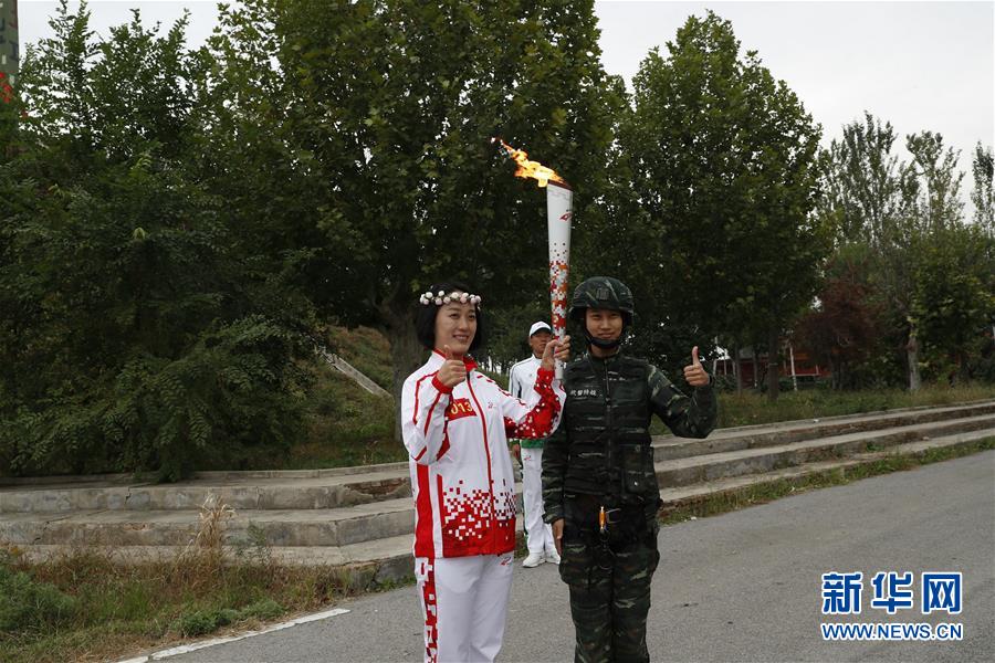 （軍運(yùn)會&middot;圖文互動）（2）軍運(yùn)會軍營火炬?zhèn)鬟f活動最后一站武警獵鷹突擊隊站舉行（配本社同題文字稿）