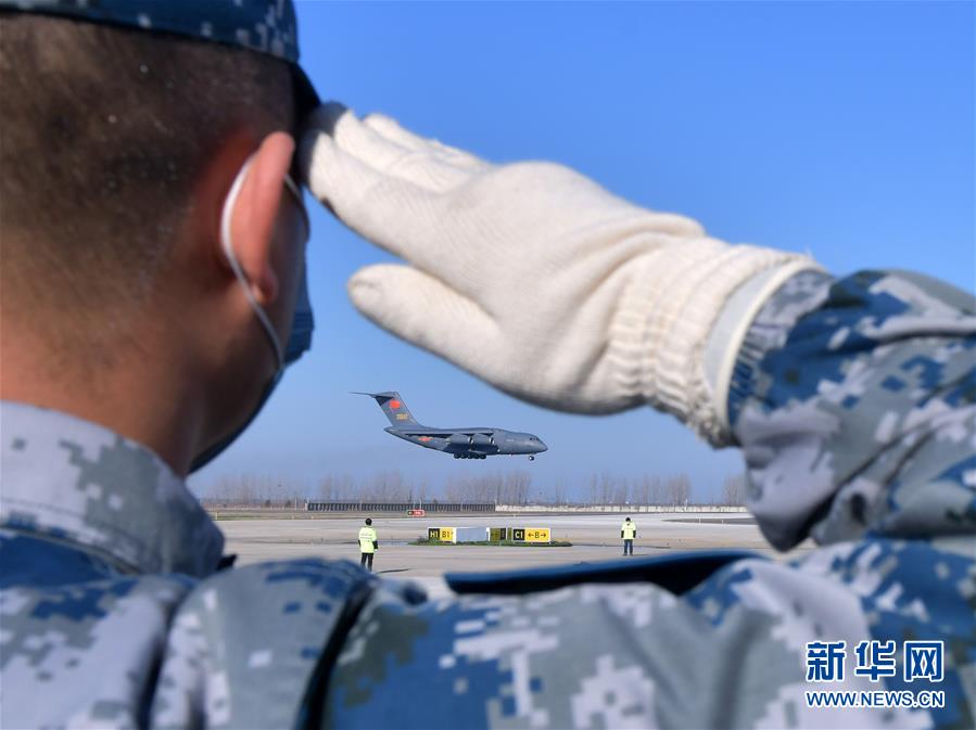 （聚焦疫情防控&middot;圖文互動(dòng)）（3）空軍第四次向武漢大規(guī)模空運(yùn)醫(yī)療隊(duì)員和物資