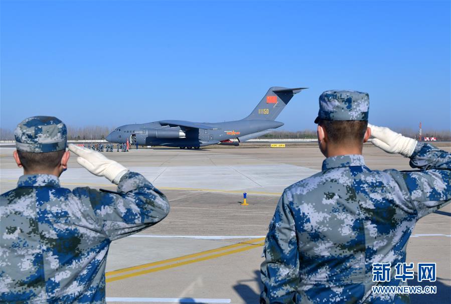 （聚焦疫情防控&middot;圖文互動(dòng)）（12）空軍第四次向武漢大規(guī)?？者\(yùn)醫(yī)療隊(duì)員和物資