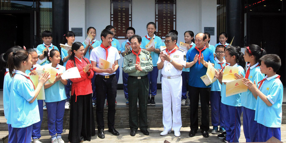 學(xué)雷鋒傳人與湖南長沙雷鋒小學(xué)少先隊員共度&ldquo;六一&rdquo;