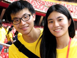 2013年"中國(guó)尋根之旅"夏令營(yíng)營(yíng)員們參觀&ldquo;鳥(niǎo)巢&rdquo;
