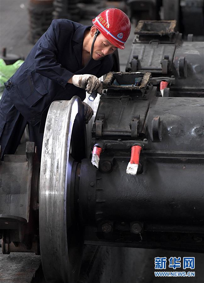 （圖片故事）（6）&ldquo;機(jī)車醫(yī)生&rdquo;李向前：&ldquo;望聞問切&rdquo;保安全