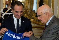 意總統(tǒng)接見足球國(guó)家隊(duì)成員