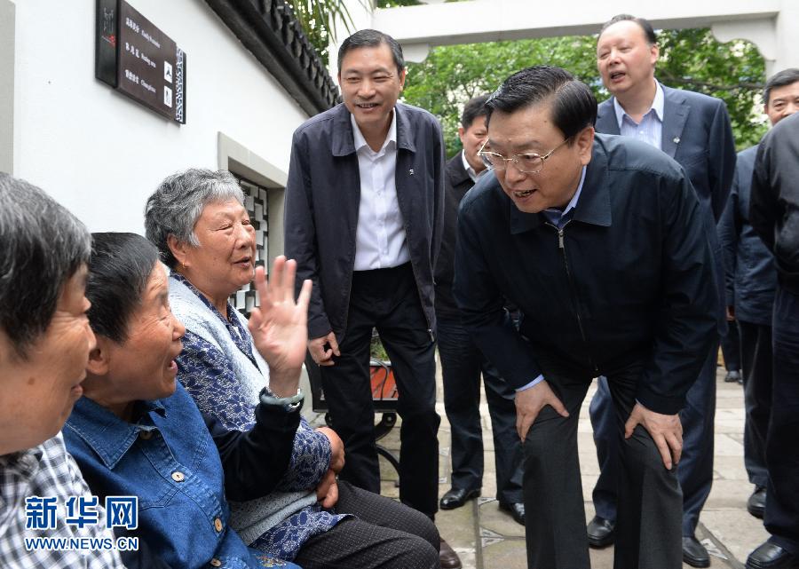 這是5月10日，張德江來到杭州市小營街道調(diào)研，并與市民親切交談。新華社記者 馬占成 攝 