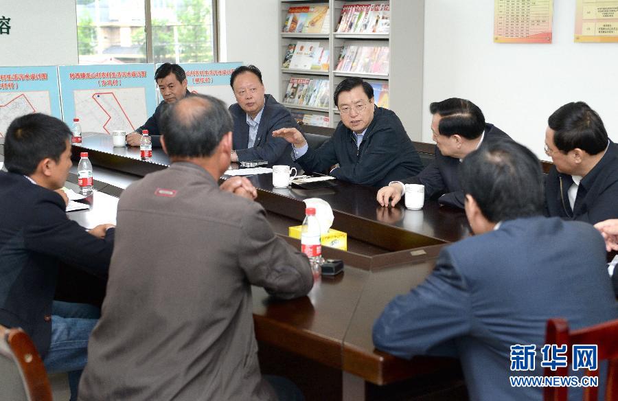 這是5月9日，張德江到湖州市妙西鎮(zhèn)調(diào)研，與基層人大代表座談。新華社記者 馬占成 攝 