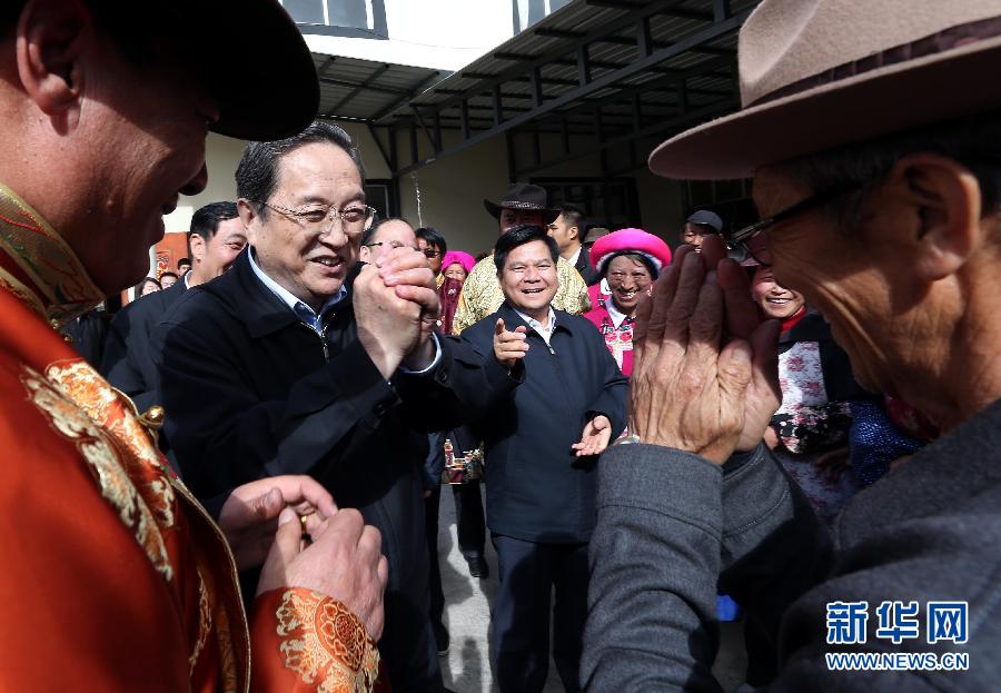 這是5月16日，俞正聲在香格里拉縣建塘鎮(zhèn)金龍社區(qū)與居民們親切交談。 新華社記者 劉衛(wèi)兵 攝