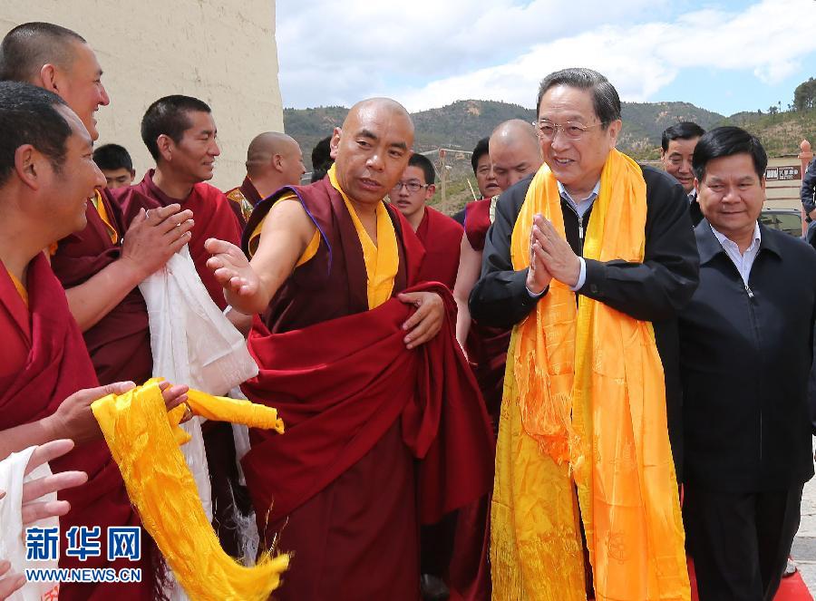 這是5月16日，俞正聲在松贊林寺看望宗教界人士。 新華社記者 劉衛(wèi)兵 攝