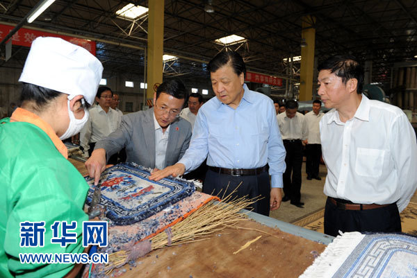 這是7月18日，劉云山在青海藏羊地毯集團有限公司調(diào)研。新華社記者 饒愛民 攝