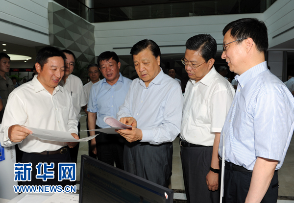  7月22日至23日，中共中央政治局常委、中央書記處書記劉云山在上海調研。這是7月22日，劉云山在中國（上海）自貿試驗區(qū)外高橋綜合服務大廳調研。新華社記者 饒愛民 攝 
