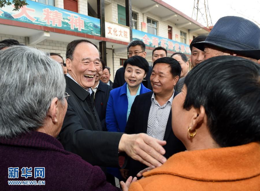 3月27日至28日，中共中央政治局常委、中央紀(jì)委書記王岐山到河南省調(diào)研，并主持召開座談會。這是3月27日王岐山在河南林州姚村鎮(zhèn)馮家口村同村民親切交談。 新華社記者 饒愛民 攝