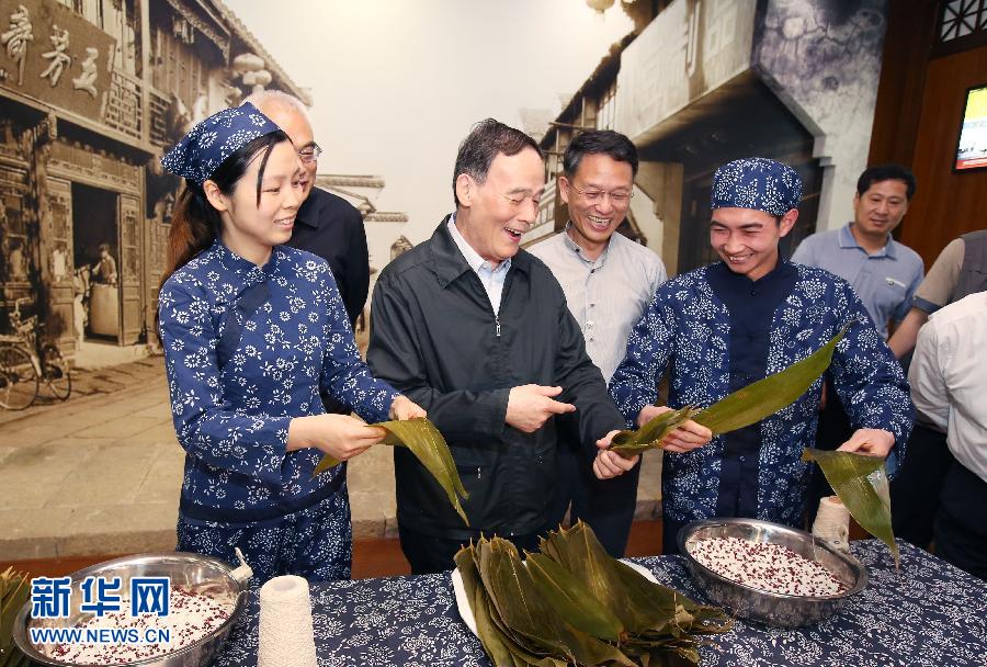5月8日至10日，中共中央政治局常委、中央紀(jì)委書(shū)記王岐山到浙江省調(diào)研，并主持召開(kāi)部分省區(qū)市紀(jì)委書(shū)記座談會(huì)。這是5月8日，王岐山在嘉興五芳齋實(shí)業(yè)股份有限公司考察。新華社記者 姚大偉 攝 