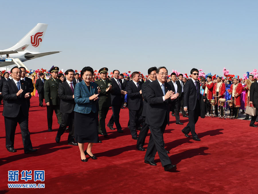 9月25日，以中共中央政治局常委、全國政協(xié)主席俞正聲為團(tuán)長的中央代表團(tuán)飛抵烏魯木齊，出席新疆維吾爾自治區(qū)成立60周年慶祝活動(dòng)。新華社記者 高潔 攝
