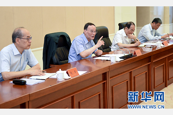 9月24日至26日，中共中央政治局常委、中央紀委書記王岐山在福建調研。這是9月25日，王岐山在上杭縣古田鎮(zhèn)主持召開座談會，聽取黨員和群眾代表對修訂廉政準則和黨紀處分條例的意見建議。新華社記者張鐸攝