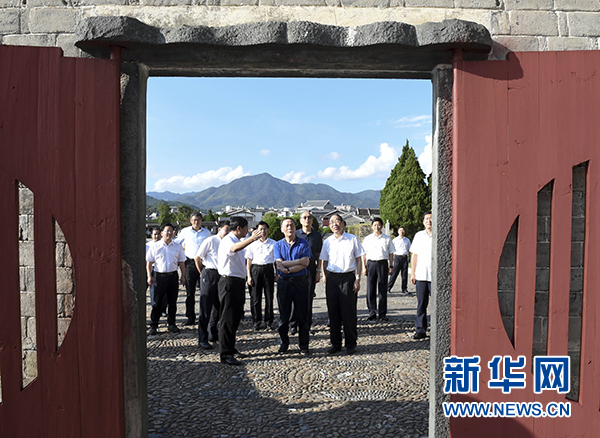 9月24日至26日，中共中央政治局常委、中央紀委書記王岐山在福建調研。這是9月24日，王岐山在上杭縣古田鎮(zhèn)參觀古田會議會址。新華社記者張鐸攝