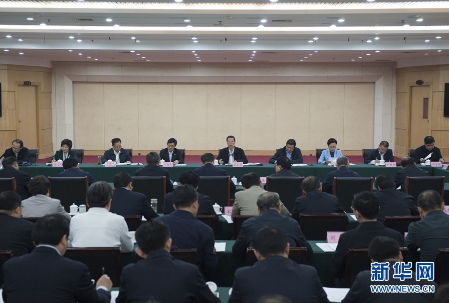 10月22日至23日，中共中央政治局常委、國(guó)務(wù)院副總理張高麗在山東調(diào)研扶貧工作情況。這是10月23日，張高麗在菏澤市主持召開扶貧工作座談會(huì)。 新華社記者 王曄 攝