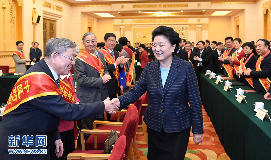 12月29日，中共中央政治局委員、國務(wù)院副總理劉延?xùn)|在北京與中醫(yī)藥高等學(xué)校教學(xué)名師座談。這是座談會前，劉延?xùn)|與獲得表彰的教師握手。新華社記者 張鐸 攝