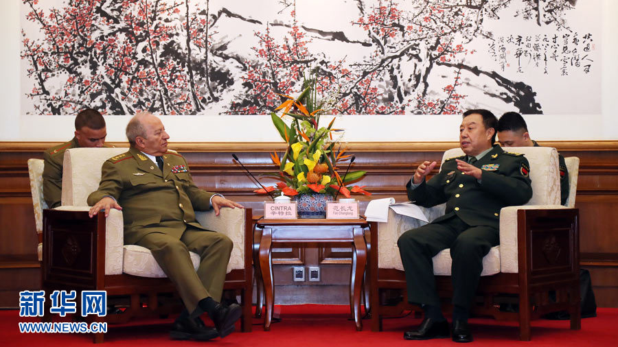 3月28日，中央軍委副主席范長龍在北京釣魚臺國賓館會見來華訪問的古巴革命武裝力量部部長萊奧波爾多&middot;辛特拉。 新華社發(fā)（劉芳 攝） 