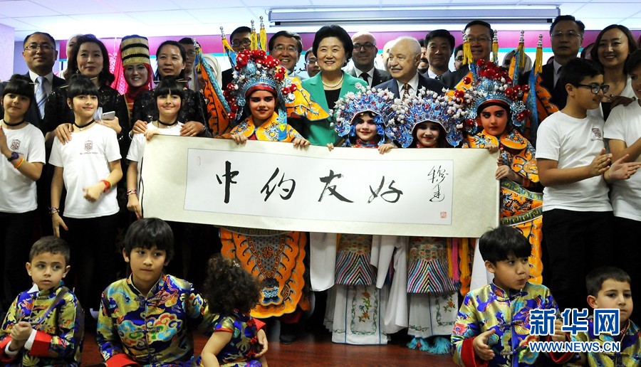 4月20日，在約旦首都安曼，中國國務(wù)院副總理劉延?xùn)|（中）考察TAG孔子學(xué)院。 新華社記者林曉蔚攝