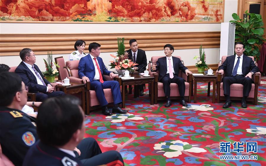 5月8日，中共中央政治局委員、中央政法委書記孟建柱在北京中南海會(huì)見(jiàn)蒙古國(guó)法律內(nèi)務(wù)部部長(zhǎng)賓巴朝格特。 新華社記者 張鐸 攝