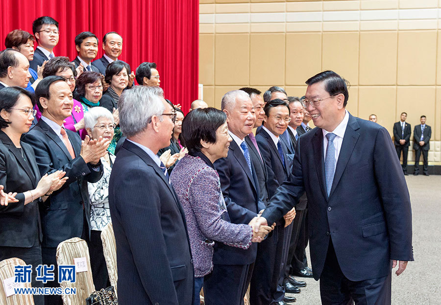 5月8日至10日，中共中央政治局常委、全國人大常委會(huì)委員長張德江視察澳門特別行政區(qū)。這是5月9日，張德江與澳門社會(huì)各界人士代表座談。新華社記者 李學(xué)仁 攝