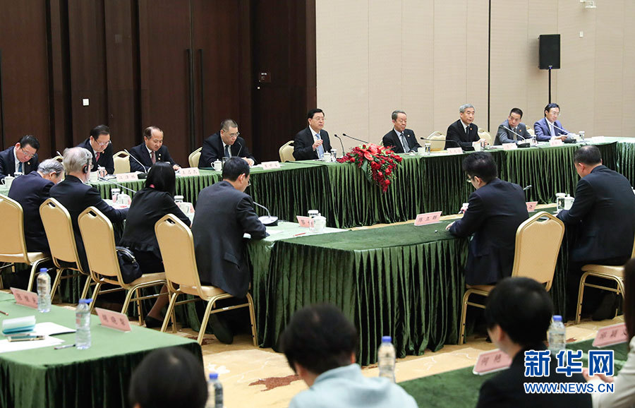 5月8日至10日，中共中央政治局常委、全國人大常委會(huì)委員長張德江視察澳門特別行政區(qū)。這是5月10日，張德江與教育工作者和學(xué)生代表座談。新華社記者 龐興雷 攝