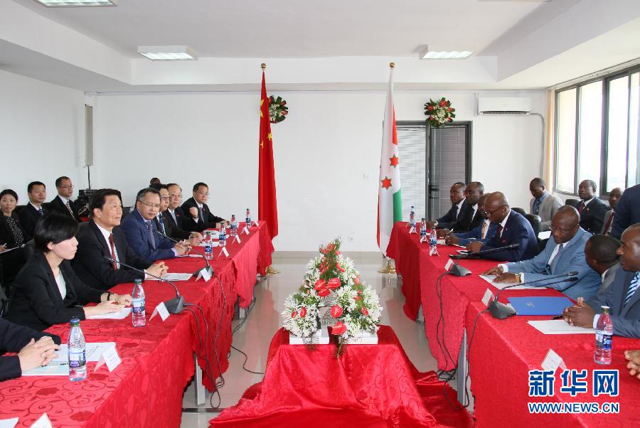 5月11日，中國國家副主席李源潮在布瓊布拉與布隆迪第一副總統(tǒng)辛迪姆沃和第二副總統(tǒng)布托雷舉行會談。 新華社記者呂天然攝 